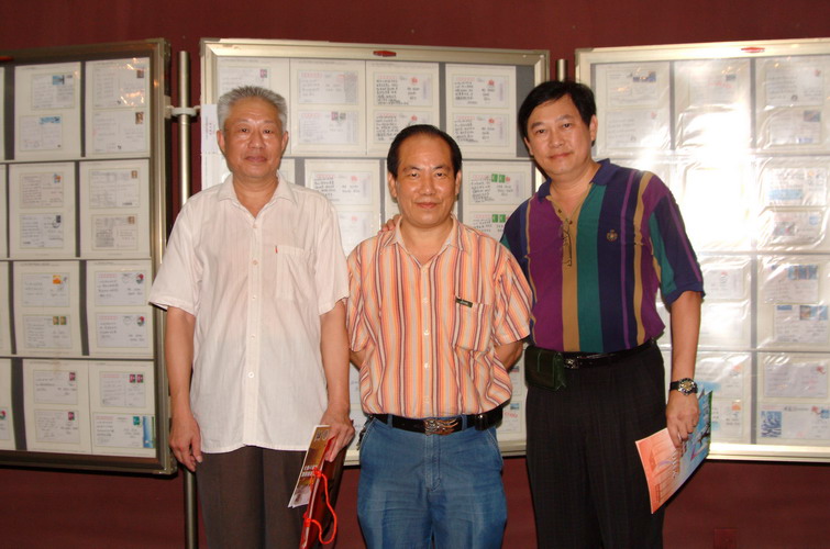 与深圳邮协常务理事张飞龙(中)及会员合影