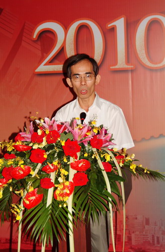 深圳邮协会长严建国致词
