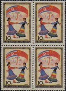 A1983朝鲜1983.10.25朝中友好团结-两国国旗、姑娘对舞.jpg